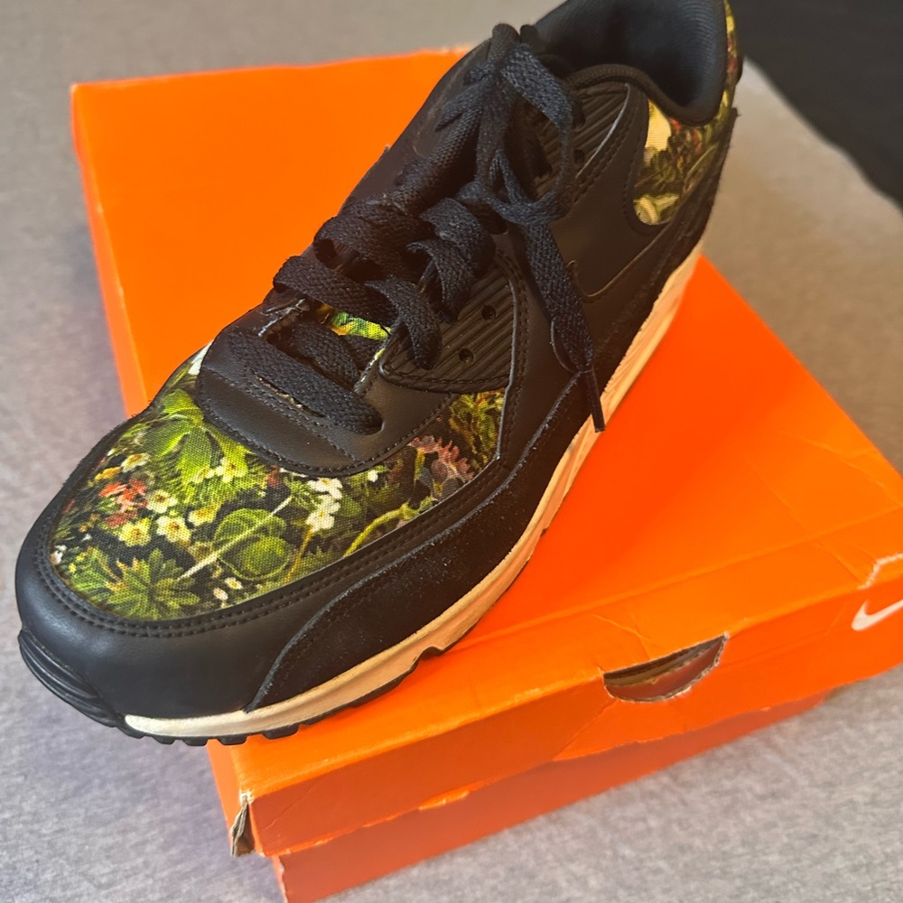 Nike. Rare. Air Max 90 Spring garden Floral Sneakers size 11.